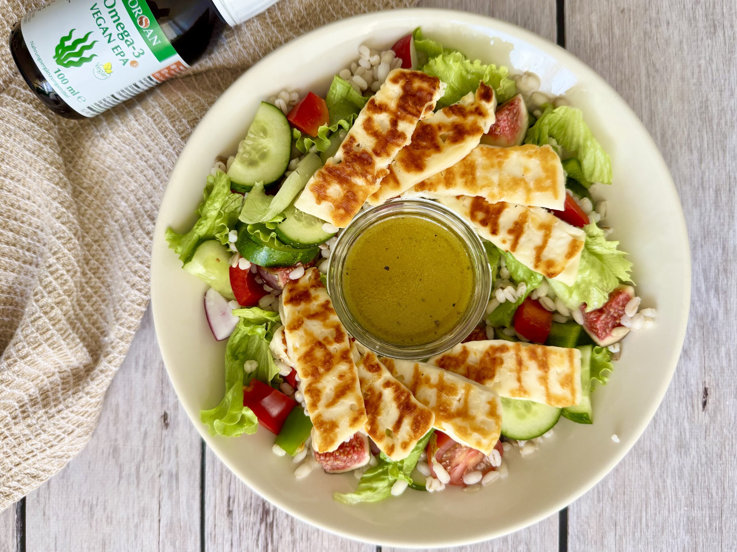 Sałatka z halloumi i sosem winegret z omega-3