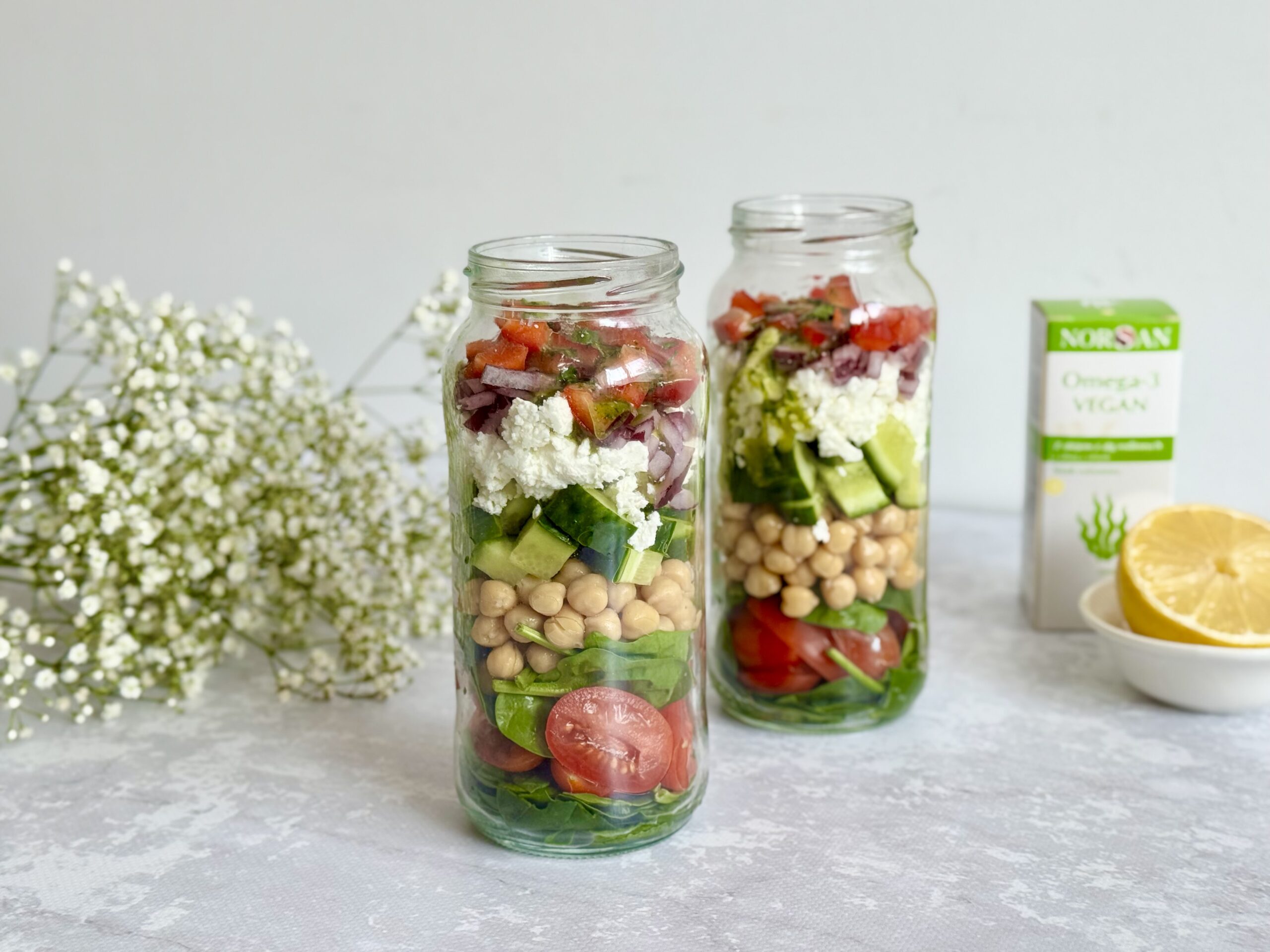 Warstwowa sałatka z ciecierzycą, dressingiem i omega-3