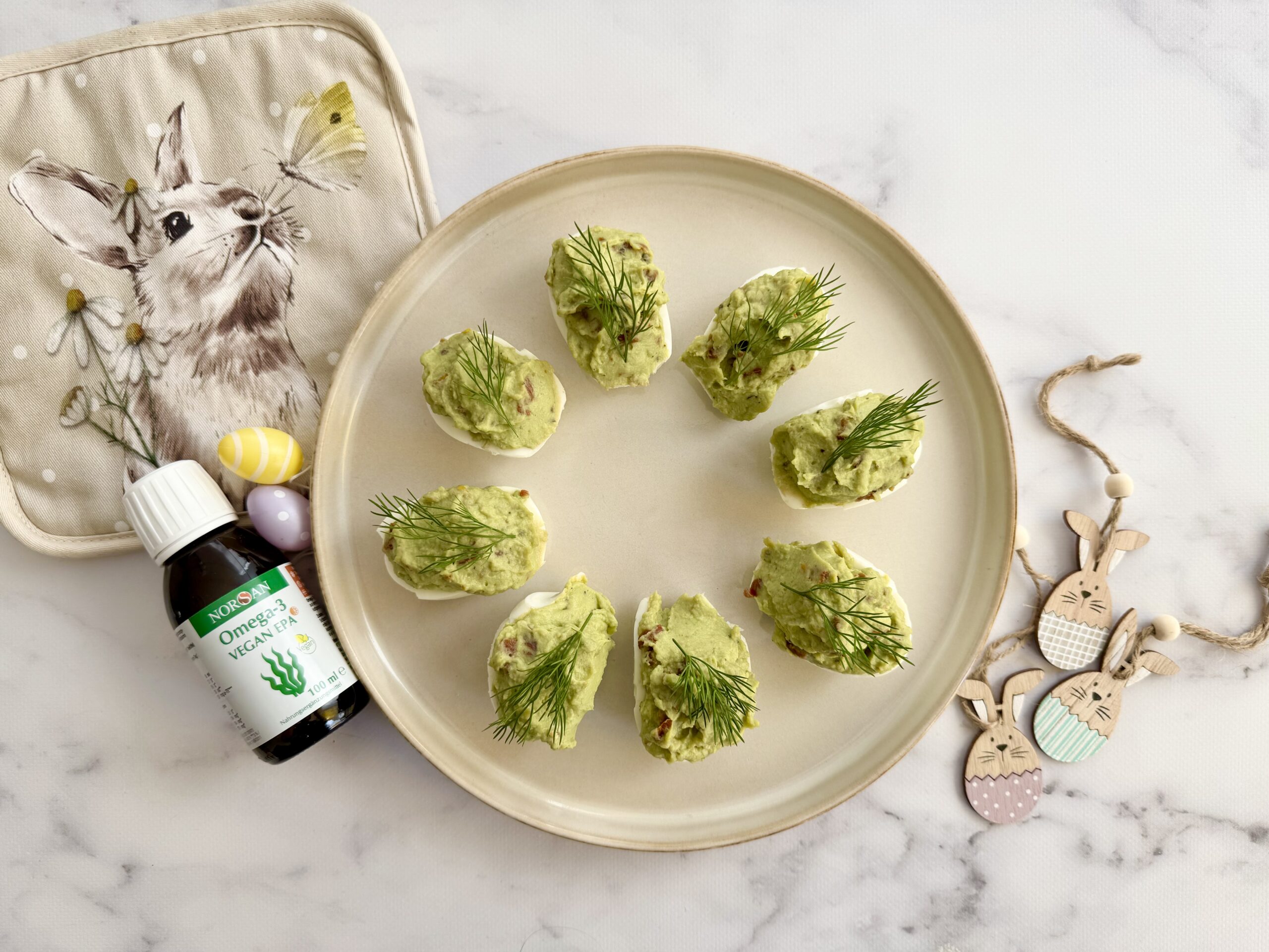 Jajka faszerowane awokado i suszonymi pomidorami z omega-3